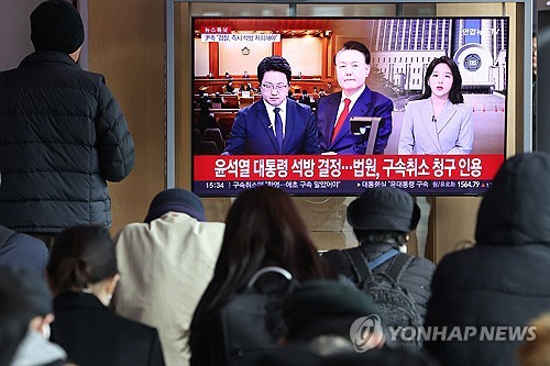 7일 서울역 대합실에서 시민들이 윤석열 대통령 석방 관련 보도를 시청하고 있다. [연합뉴스]
